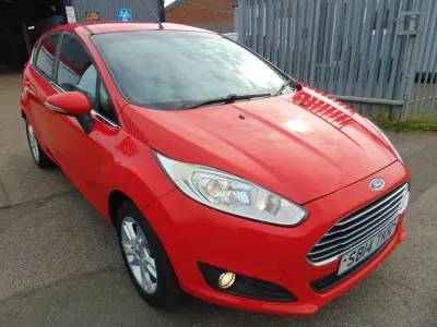 Używany Ford Fiesta Zetec 75 KM (55 kW) 2014 Czerwony Hatchback