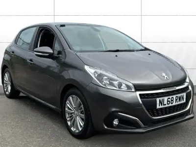 Usado Peugeot 208 Signature Sky 82 HP (60 kW) 2018 Cinzento Citadino