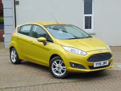 Usado Ford Fiesta Zetec 2015 Amarillo Utilitario