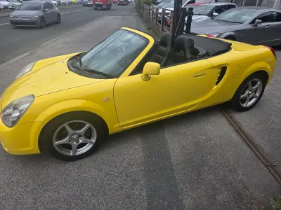 Used Toyota MR2 140 HP (102 kW) 2005 Yellow Cabriolet