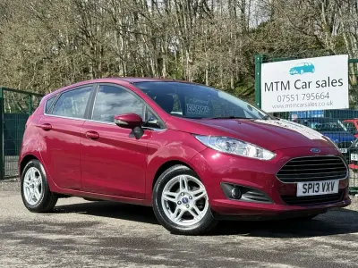 Käytetty Ford Fiesta Zetec 82 HP (60 kW) 2013 Punainen Viistoperä