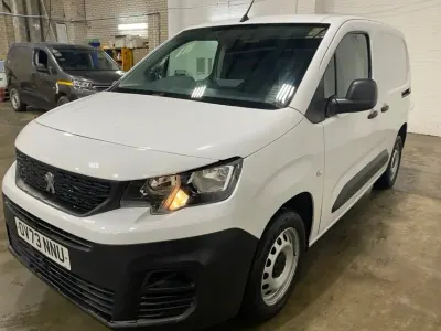 Usado Peugeot Partner Premium 100 HP (73 kW) 2023 Branco Monovolume