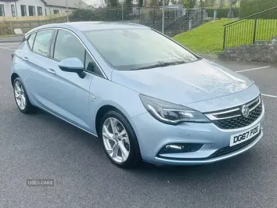 Usado Vauxhall Astra SRi 110 HP (80 kW) 2018 Prateado Citadino