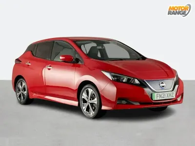 Begagnad Nissan Leaf N-Connecta 110 kW (150 HK) 2021 Röd Halvkombi