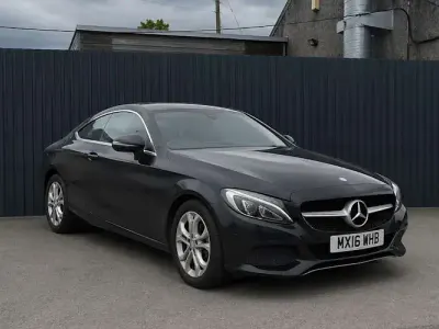 Usado Mercedes C300 245 CV (180 kW) 2016 Negro Coupe