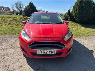 Begagnad Ford Fiesta Zetec 2013 Röd Halvkombi
