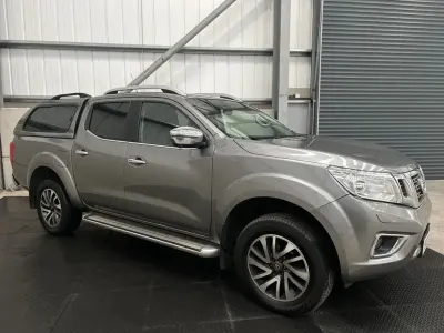 Begagnad Nissan Navara Tekna 190 HK (139 kW) 2017 Grå Pickup