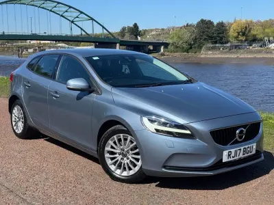 Used Volvo V40 Momentum 120 HP (88 kW) 2017 Blue Hatchback