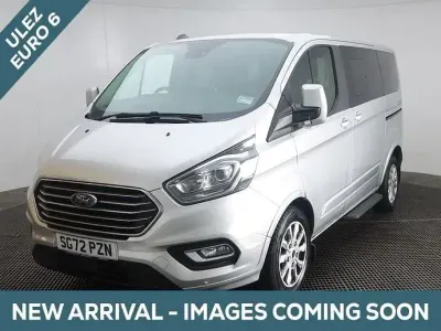 Usado Ford Tourneo Titanium 130 CV (95 kW) 2022 Plateado Monovolumen