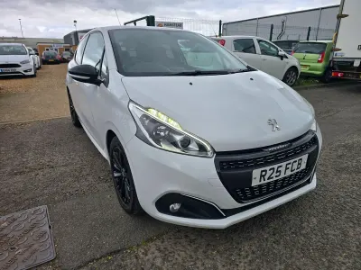 Used Peugeot 208 2017 White Hatchback