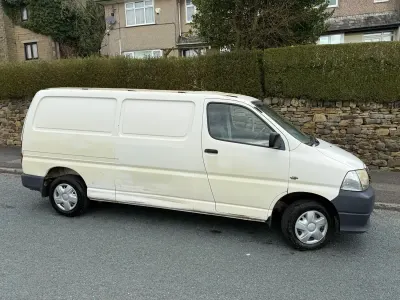 Begagnad Toyota HiAce 120 HK (88 kW) 2007 Vit Van