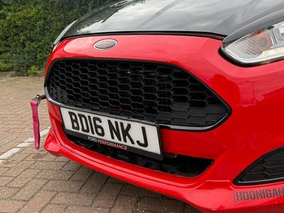 Usado Ford Fiesta Zetec 140 HP (102 kW) 2016 Vermelho Citadino