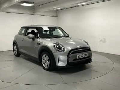 Usado Mini Cooper Classic 134 HP (98 kW) 2023 Prateado Citadino