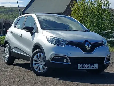 Usado Renault Captur Expression+ 90 CV (66 kW) 2016 Plateado SUV