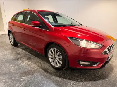 Begagnad Ford Focus Titanium 120 HK (88 kW) 2017 Röd Halvkombi