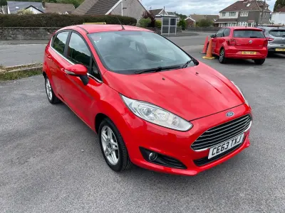Używany Ford Fiesta Zetec 75 KM (55 kW) 2013 Czerwony Hatchback
