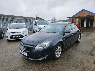 Used Vauxhall Insignia Design Edition 140 HP (102 kW) 2014 Green Hatchback