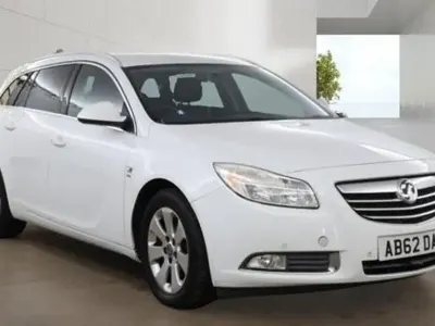 Used Vauxhall Insignia SRi 160 HP (117 kW) 2012 White Estate