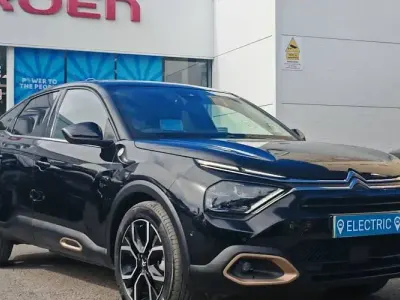 Begagnad Citroën e-C4 100 kW (136 HK) 2023 Svart Halvkombi