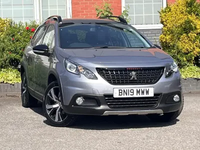 Usado Peugeot 2008 GT-line 129 CV (94 kW) 2019 Gris SUV