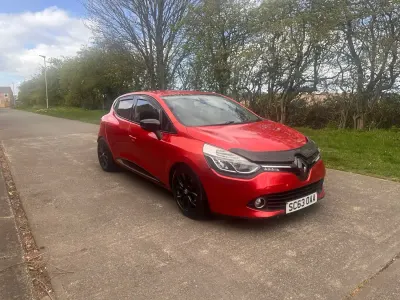 Usado Renault Clio IV Dynamique 90 CV (66 kW) 2014 Rojo Utilitario