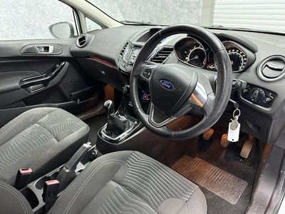 Second-hand Ford Fiesta Zetec 2015 Alb Hatchback