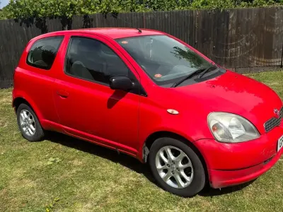 Używany Toyota Yaris 68 KM (50 kW) 2001 Czerwony Hatchback