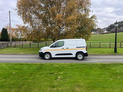 Begagnad Fiat Doblò 100 HK (73 kW) 2023 Vit Minibuss