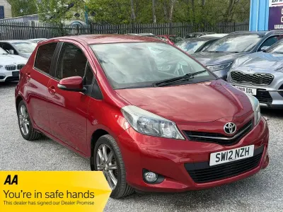 Begagnad Toyota Yaris SR 2012 Röd Halvkombi