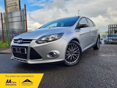 Begagnad Ford Focus Zetec 2014 Silver Halvkombi