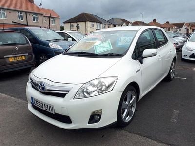 Used Toyota Auris Hybrid T4 98 HP (72 kW) 2010 White Hatchback