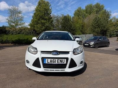 Begagnad Ford Focus Zetec 2011 Vit Halvkombi