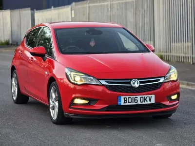 Used Vauxhall Astra SRi 105 HP (77 kW) 2016 Red Hatchback