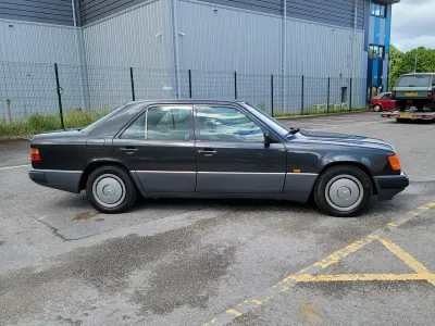 Used Mercedes E220 1993 Black Sedan