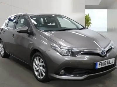 Usado Toyota Auris 136 HP (100 kW) 2018 Castanho Citadino
