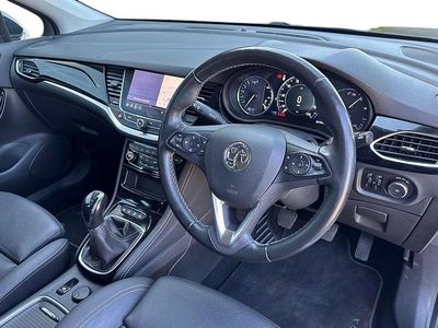 Second-hand Vauxhall Astra Elite 145 CP (106 kW) 2021 Alb Hatchback