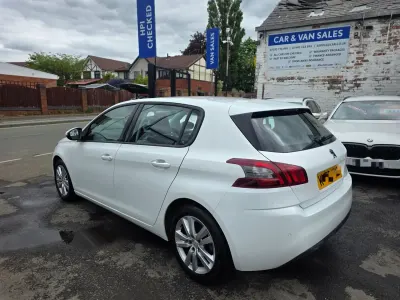 Używany Peugeot 308 Active 2020 Biały Hatchback