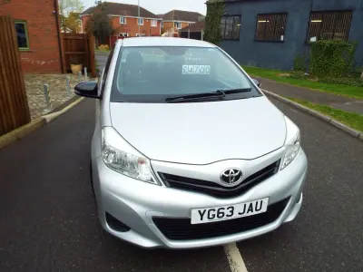 Begagnad Toyota Yaris T2 69 HK (50 kW) 2013 Silver Halvkombi