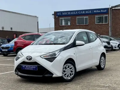 Used Toyota Aygo X-play 72 HP (52 kW) 2019 White Hatchback