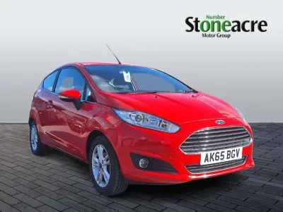 Begagnad Ford Fiesta Zetec 82 HK (60 kW) 2015 Röd Halvkombi