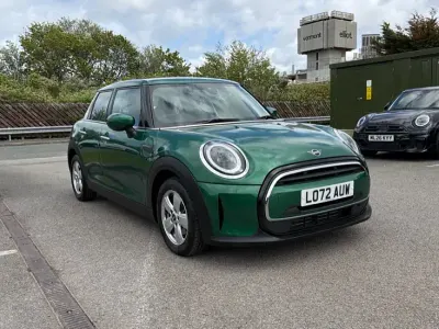 Usado Mini Cooper Classic 134 CV (98 kW) 2022 Verde Utilitario