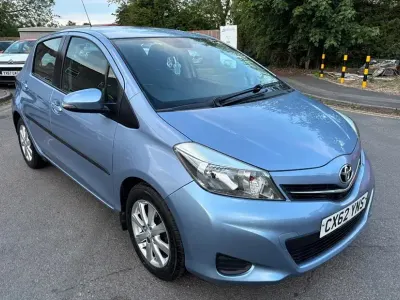 Used Toyota Yaris 99 HP (72 kW) 2012 Blue Hatchback
