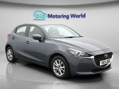 Usado Mazda 2 75 CV (55 kW) 2022 Gris Utilitario