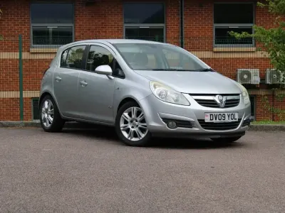 Begagnad Vauxhall Corsa Design Edition 89 HK (65 kW) 2009 Silver Halvkombi