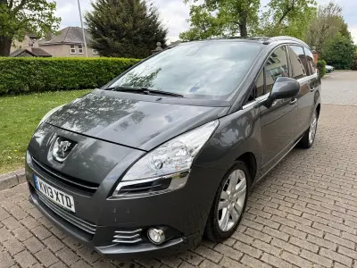 Usado Peugeot 5008 Allure 163 HP (119 kW) 2013 Cinzento Monovolume