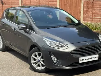 Usado Ford Fiesta Zetec 100 CV (73 kW) 2017 Gris Utilitario