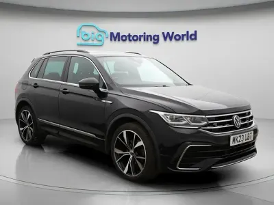 Second-hand VW Tiguan R-line 150 CP (110 kW) 2023 Negru SUV
