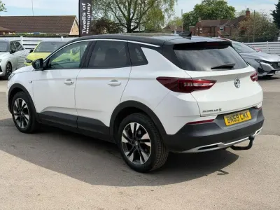 Used Vauxhall Grandland X SRi 177 HP (130 kW) 2019 White SUV