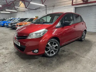 Używany Toyota Yaris Trend 99 KM (72 kW) 2013 Czerwony Hatchback