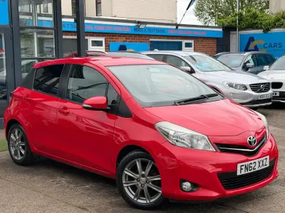 Begagnad Toyota Yaris SR 101 HK (74 kW) 2012 Röd Halvkombi